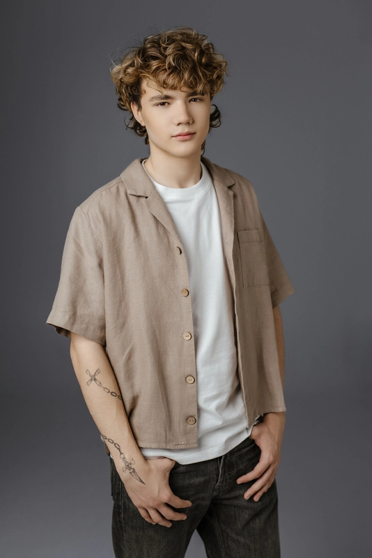 Men wearing a relaxed fit short sleeve linen shirt in light brown color, front view